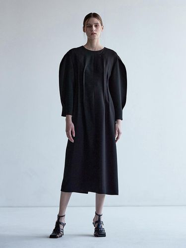 VOLUME SLEEVE OPS_BLACK - mu:arvo - Modalova