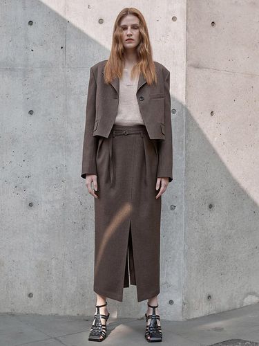 BELTED TUCK LONG SKIRT_BROWN - mu:arvo - Modalova