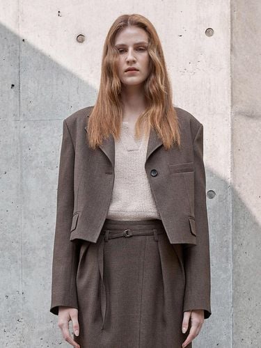 TAILORED SHORT JACKET_BROWN - mu:arvo - Modalova