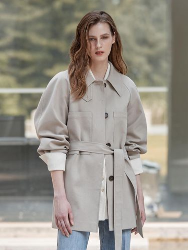 VOLUME SLEEVE HALF TRENCH_BEIGE - mu:arvo - Modalova