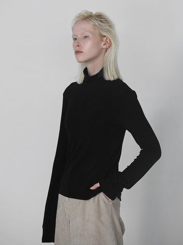 WOOL BLENDED TURTLENECK TOP_BLACK - mu:arvo - Modalova