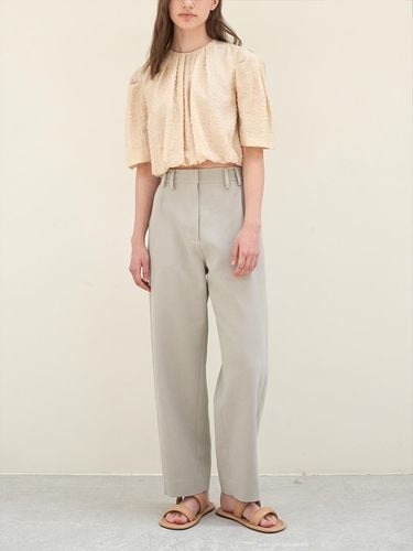 BANDING PANTS_KHAKI BEIGE - mu:arvo - Modalova