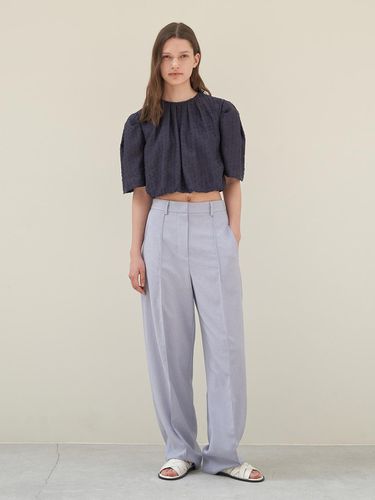 PINTUCK COCOON PANTS_LIGHT BLUE - mu:arvo - Modalova