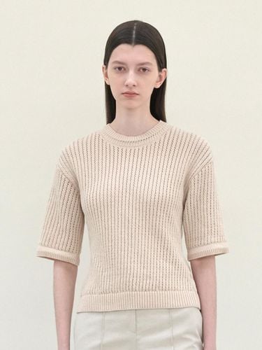 BACK SLIT KNIT PULLOVER_LIGHT BEIGE - mu:arvo - Modalova