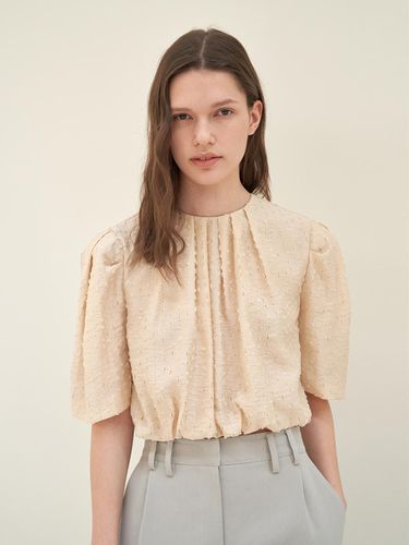 PUFF SLEEVED CROPPED BLOUSON BLOUSE_SKIN BEIGE - mu:arvo - Modalova