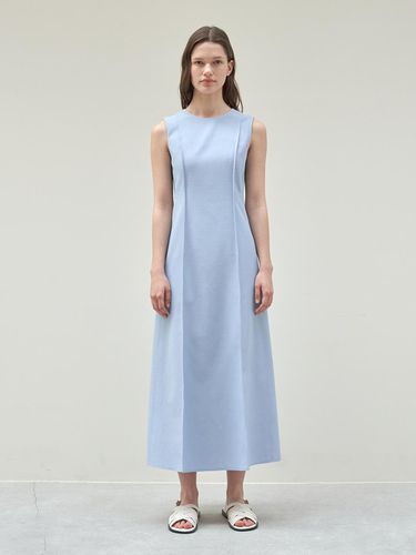 SLEEVELESS FLARE OPS_LIGHT BLUE - mu:arvo - Modalova