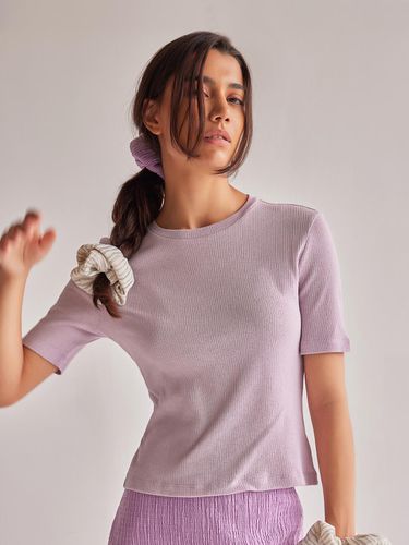 TWO TONE RIB HALF SLEEVE T SHIRT_LAVENDER - mu:arvo - Modalova