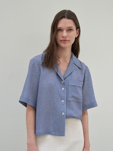 NOTCHED HALF SLEEVE BLOUSE_GRAYISH BLUE - mu:arvo - Modalova