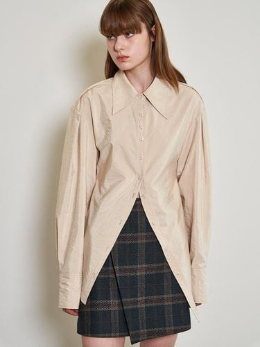 Wide Collar Fit and Flared Blouse_BEIGE - mu:arvo - Modalova