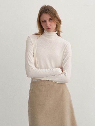 Basic V-neck Turtleneck 4 colors (AETS4D410) - a.t.corner - Modalova