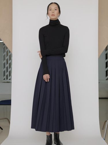 Tokyo navy pleats skirt - manuelle et guillaume - Modalova