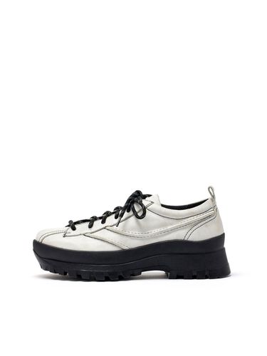 CRACK LEATHER SNEAKERS IN WHITE - Matin Kim - Modalova