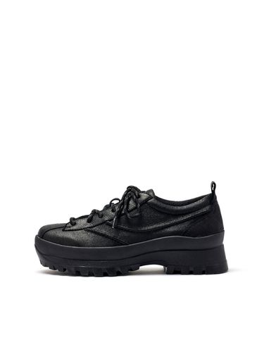 CRACK LEATHER SNEAKERS IN BLACK - Matin Kim - Modalova