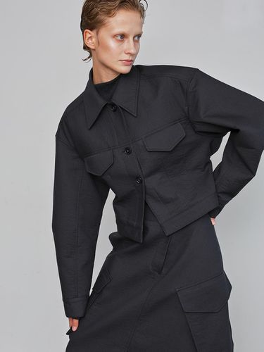 Back Volume Detail Cropped Jacket _ Charcoal - mu:arvo - Modalova