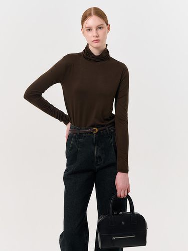 Heat All Day Turtleneck T-shirt [BROWN] / WBD4L015 - GENERAL IDEA - Modalova