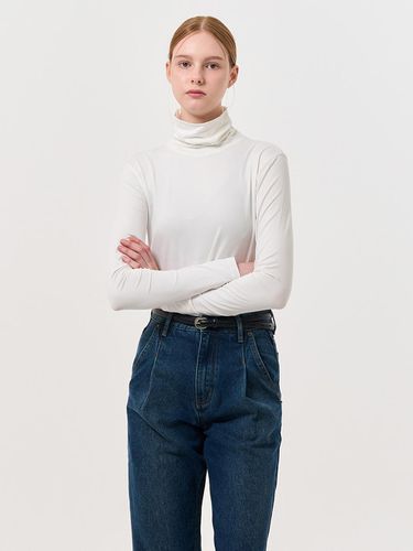 Heat All Day Turtleneck T-shirt [WHITE] / WBD4L015 - GENERAL IDEA - Modalova