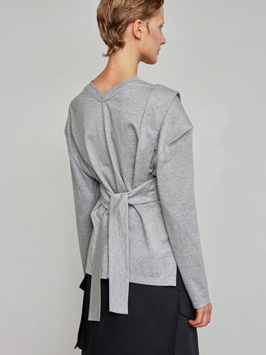 Over shoulder Padded T shirt _ - mu:arvo - Modalova