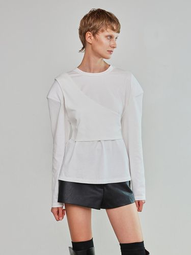 Over shoulder Padded T shirt _ - mu:arvo - Modalova