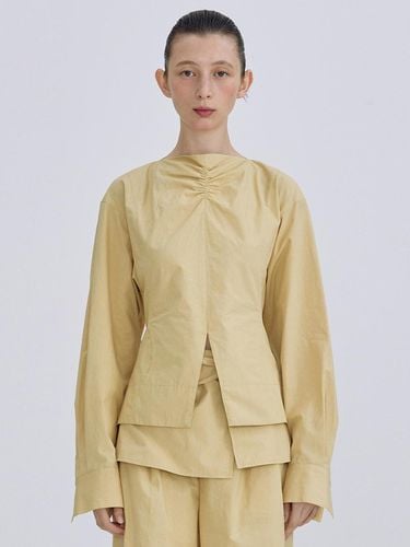 Shirring Slit Blouse_Buttery Yellow - WNDERKAMMER - Modalova