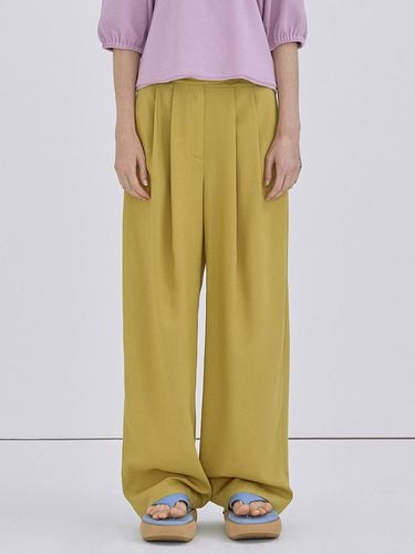 Tuck Wide Trousers_Yellow Green - WNDERKAMMER - Modalova