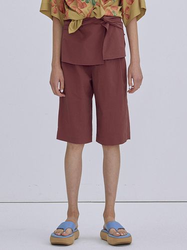 Twisted Bermuda Shorts_Burgundy - WNDERKAMMER - Modalova