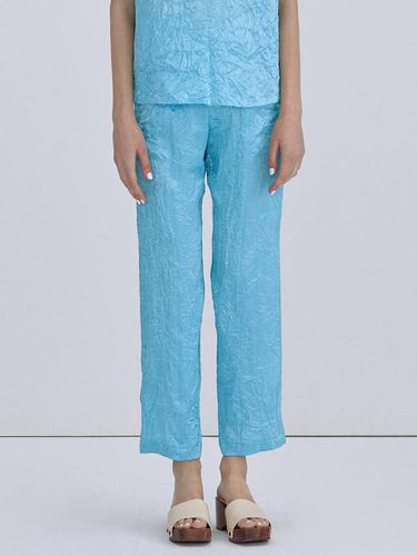 Wrinkle Glossy Pants_Light Blue - WNDERKAMMER - Modalova