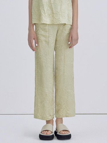 Wrinkle Glossy Pants_Light Green - WNDERKAMMER - Modalova