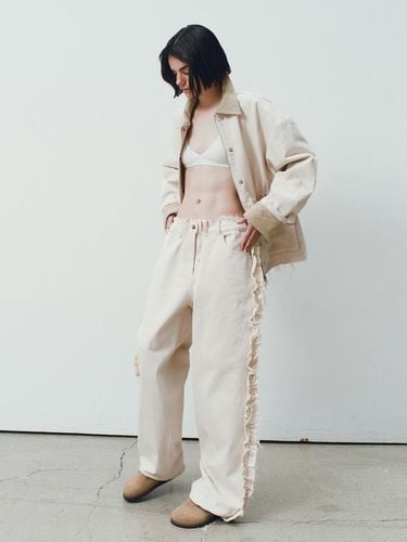 G_DAMAGED FRILL PANTS / WHITE - GIMMETHEYOUNG - Modalova