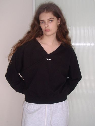 Cross Y Neck Sweatshirt_Black - INJIACTIVE - Modalova