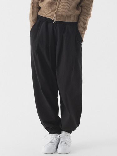 Twill cotton two-tuck wide jogger pants (black) - PIANER - Modalova