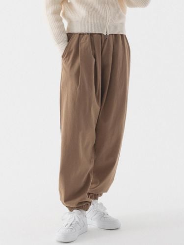 Twill cotton two-tuck wide jogger pants (Brown) - PIANER - Modalova