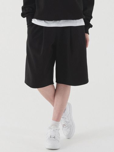 Essential Deep One Tuck Sweat Half Pants (Black) - PIANER - Modalova