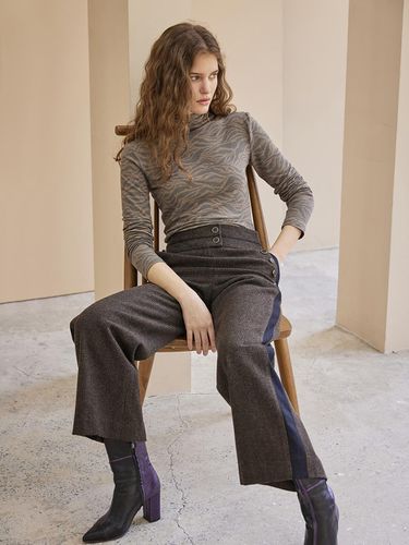 Black Line Button Point Bootcut Wool Pants - CAHIERS - Modalova