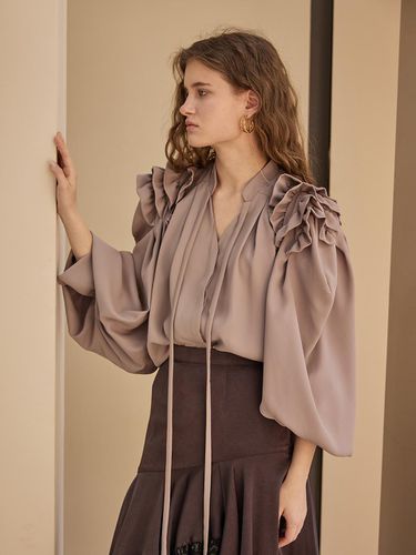 Tier Ruffle Puff Sleeve Loose Fit Blouse_Light T - CAHIERS - Modalova