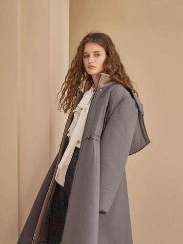 Loose Fit Flare Asymmetric Quilted Long Coat - CAHIERS - Modalova