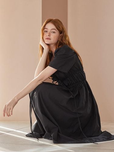 CAHISIENNE] Square Neck Ribbon Long dress_Black - CAHIERS - Modalova