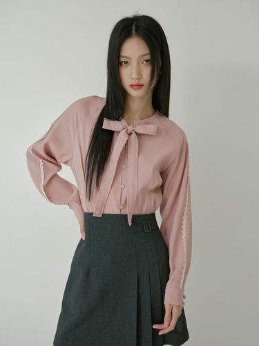 RIBBON TIE LACE DART BLOUSE_PINK - mars en avril - Modalova