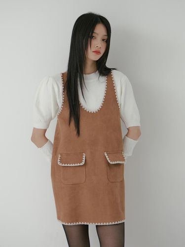 SUEDE NEEDLEWORK POCKET DRESS_CAMEL BROWN - mars en avril - Modalova