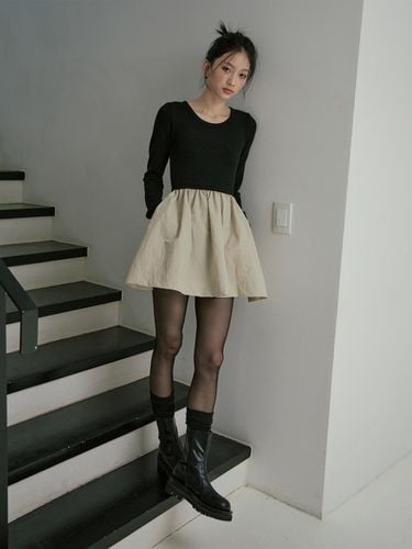 COLOR BLOCK SLIM KNIT DRESS_BLACK BEIGE - mars en avril - Modalova