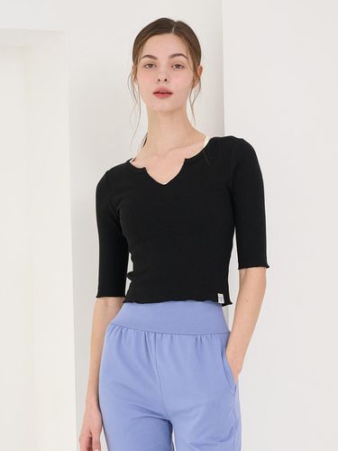 Ribbed slit neck crop short sleeve T-shirt_black - REINAMORA - Modalova