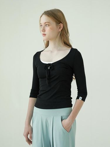 Shell string U-neck 7 sleeve T-shirt_black - REINAMORA - Modalova