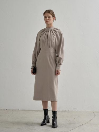 Eter Mock-Neck Shirring Dress_Beige - MOMET - Modalova