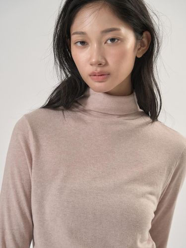 Classic Comma Turtleneck Tee_Pink - MOMET - Modalova