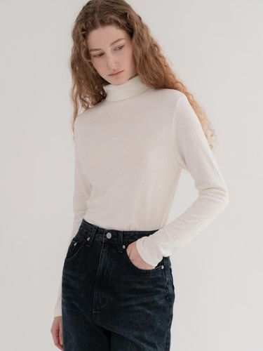 Classic Comma Turtleneck Tee - MOMET - Modalova