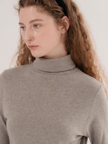 Classic Comma Turtleneck Tee_brown - MOMET - Modalova