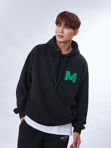 SIGNATURE M LOGO HOODIE (BLACK) - MUTZ - Modalova