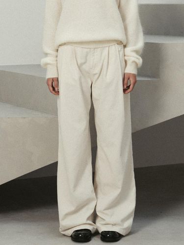 Corduroy two tuck wide pants (ivory) - LE - Modalova