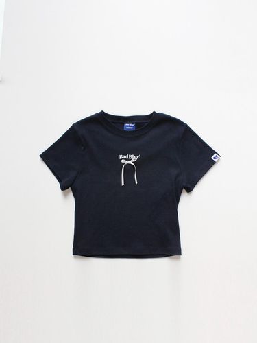 Ribbon Logo Slim Tee Navy - BadBlue - Modalova