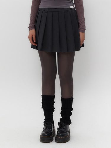 TM SYMBOL PLEATS SKIRT [CHARCOAL] - TUOMIO - Modalova