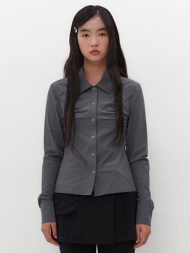 SHIRRED SLIM FIT SHIRT [CHARCOAL] - TUOMIO - Modalova